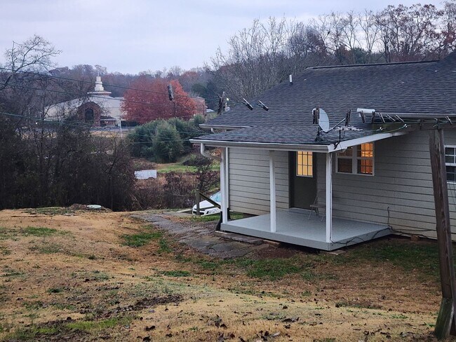 Building Photo - Friendsville 37737 - 3 bedroom 1 bath - call Tom Parry 865-607-3649
