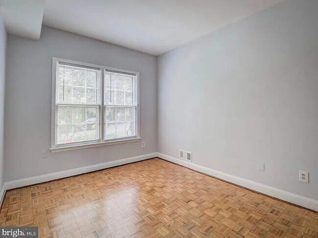 Foto del edificio - 4222 River Rd NW