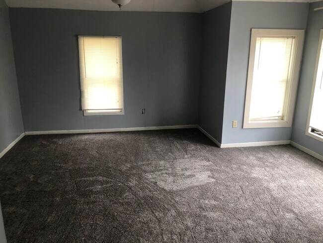 Building Photo - 4 Bedrooms/2 Bath Home with attached Garage   $1400