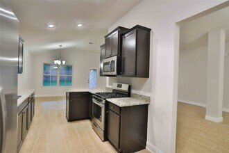 Building Photo - 300 Terra Vis Cir