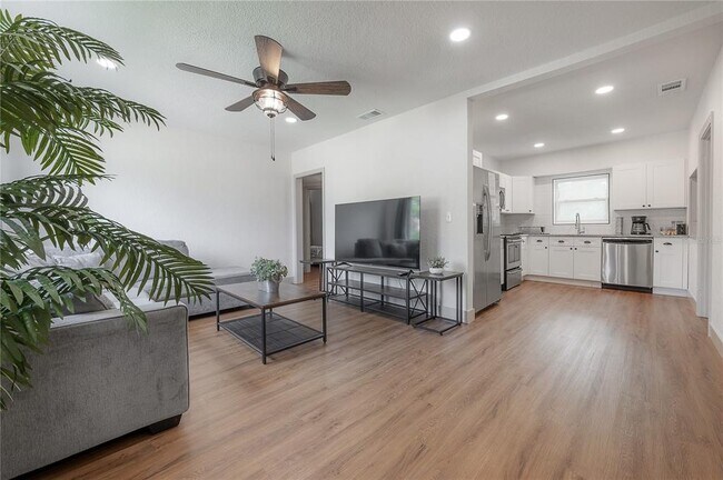 Building Photo - 611 S Highland Ave