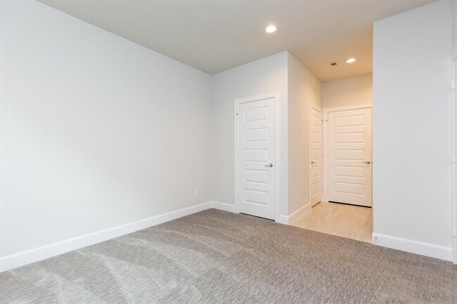 Building Photo - 2729 Clinton Dr