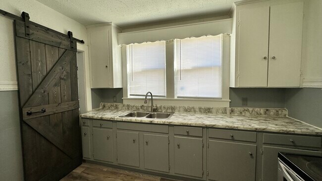 Building Photo - 3207 Kenmore Dr