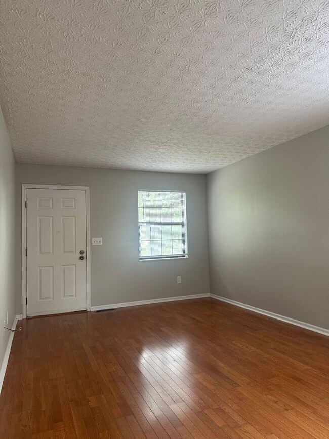 Building Photo - Three Bedroom, 2.5 Bathroom Townhome in Wo...