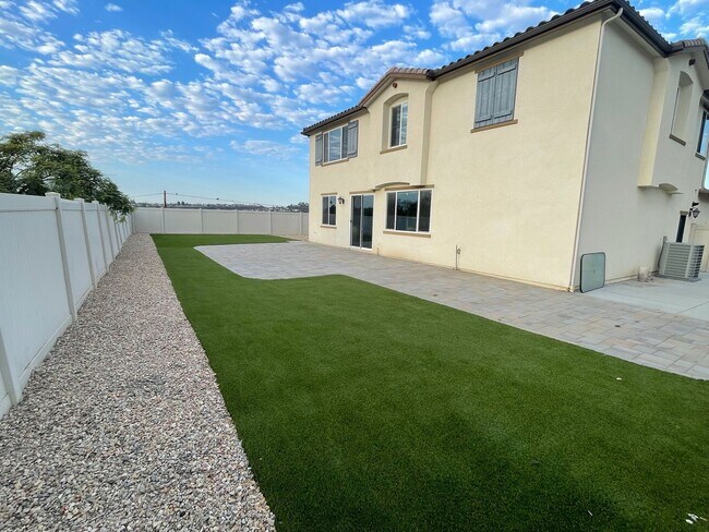 Building Photo - Stunning 4 bedroom home in Vista-With Solar!