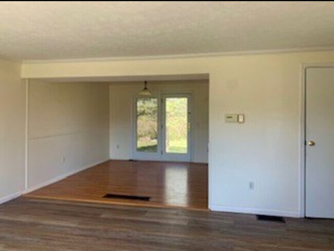 Building Photo - 30 Rose Cir