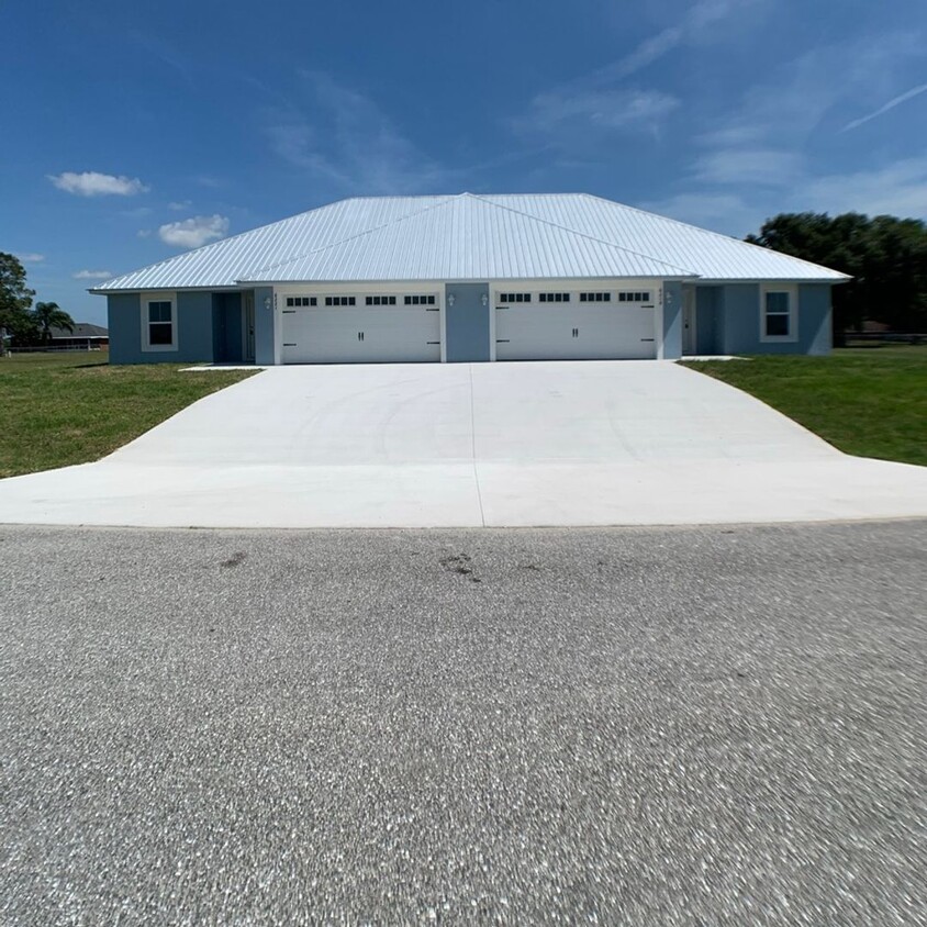 Foto principal - 2 Bd/2Ba Duplex in Sebring!!