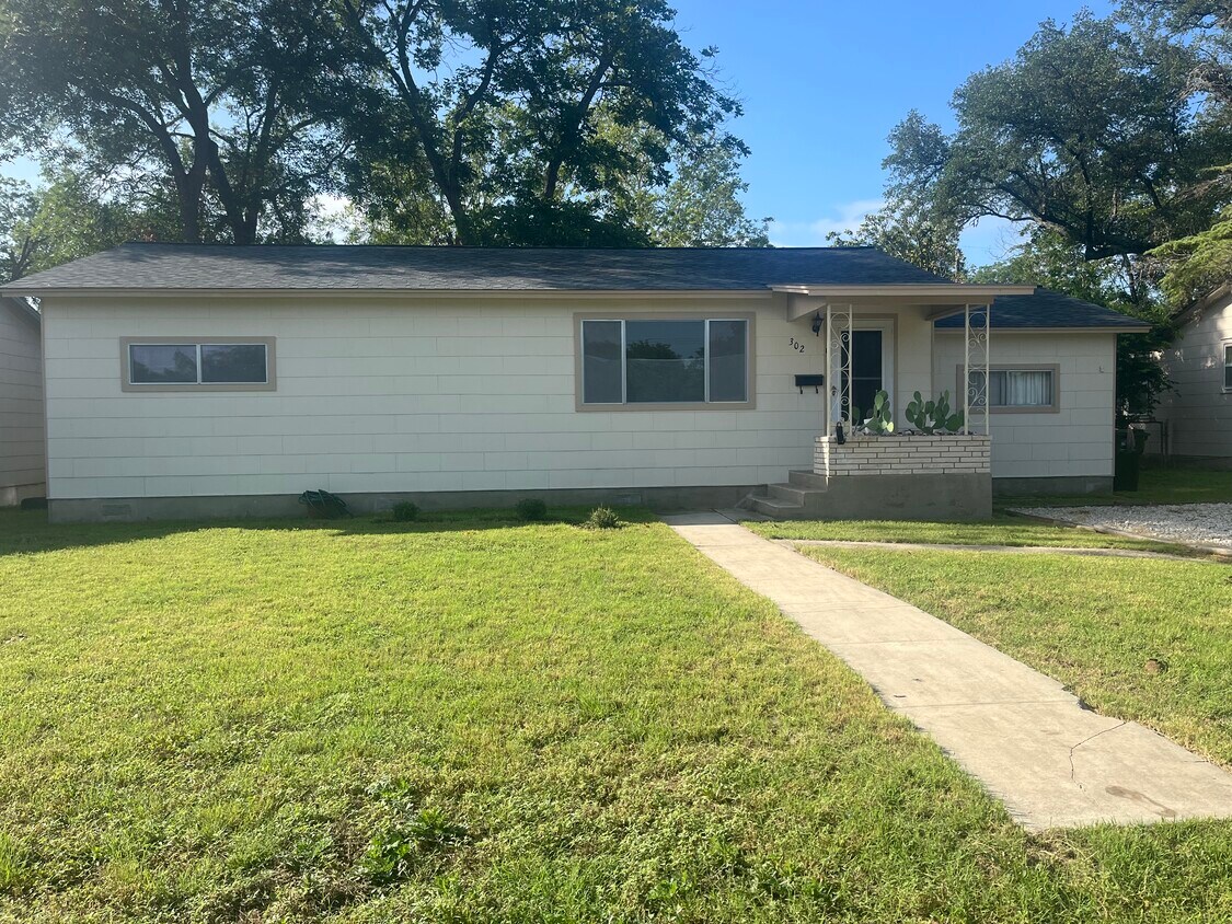 Foto principal - 302 Aviation Ave