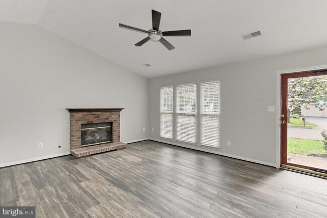 Foto del edificio - 20585 Triple Crown Ct