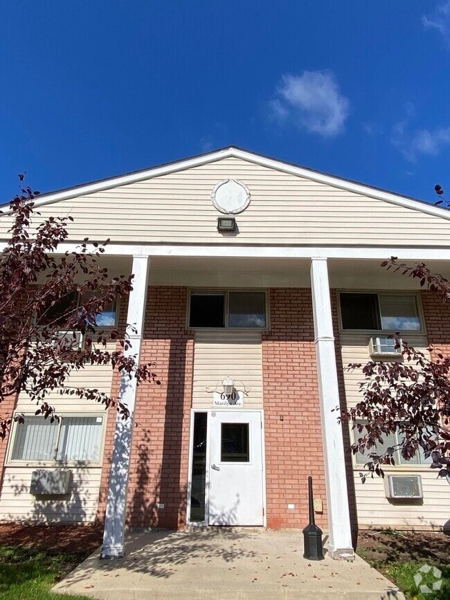 Building Photo - 690 Marilyn Ave