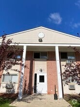 Building Photo - 690 Marilyn Ave
