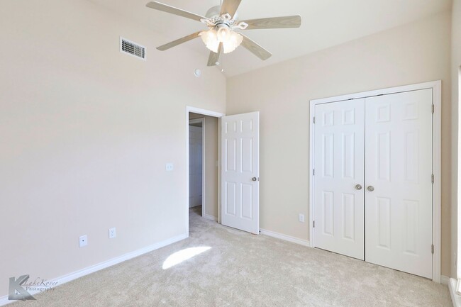 Building Photo - 3/2/2 near Diamondback Golf Course!