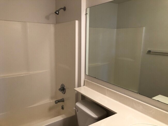 Dos baños completos. - 806 Carom Cir