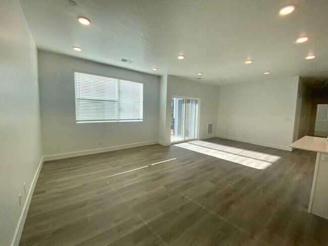 Foto del edificio - SPACIOUS APARTMENT FOR RENT!