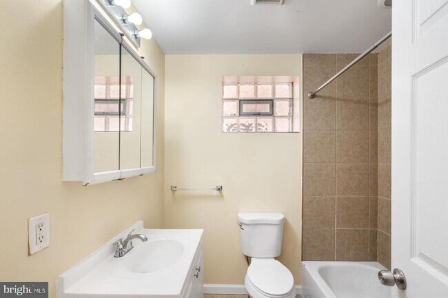 Building Photo - 1360 E Rittenhouse St
