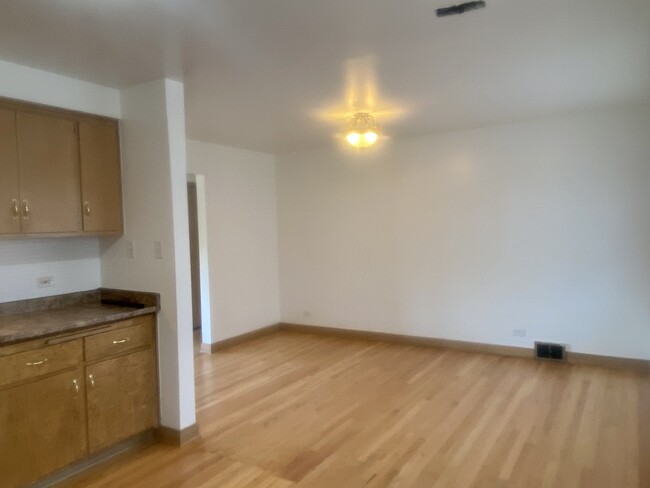 Foto del edificio - 1521 Balmoral Ave