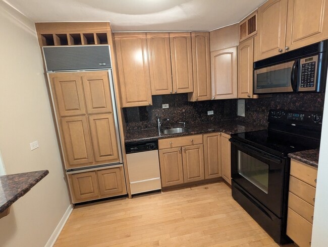 Building Photo - 30 E Elm St