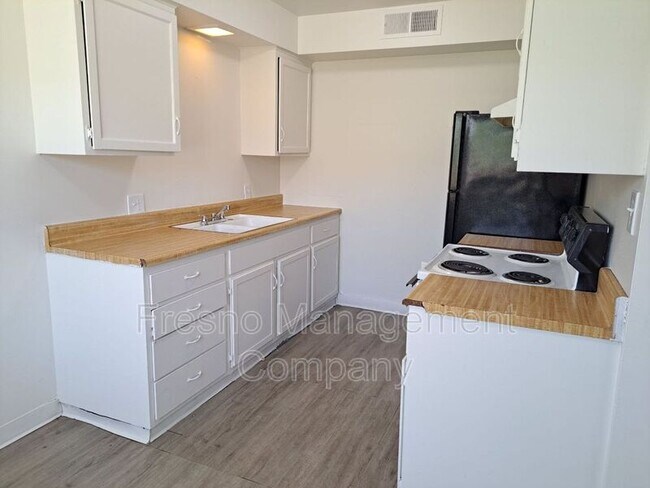 Foto del edificio - 3243 E Clinton Ave