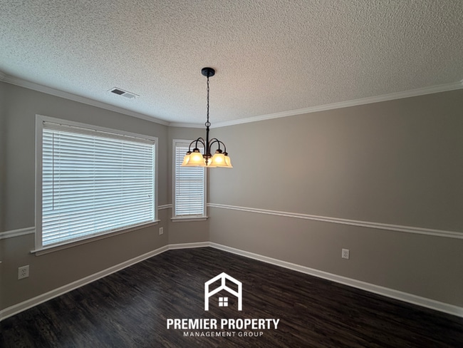 Building Photo - Bright 3BR/2BA Oakland Home w/ Vaulted Ceilings, Fireplace & Fenced Yard