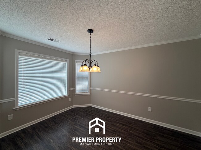 Foto del edificio - Bright 3BR/2BA Oakland Home w/ Vaulted Ceilings, Fireplace & Fenced Yard