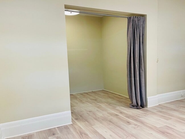 Building Photo - Spacious First Hill condo in the historic ...