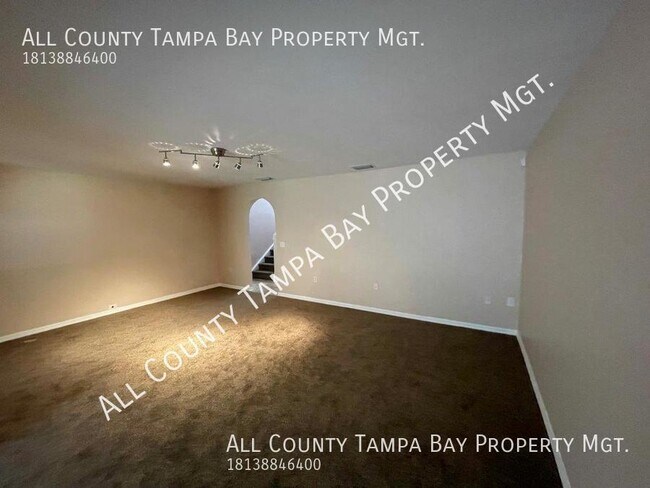 Building Photo - Fantastic 3/2.5 great location Townhouse!