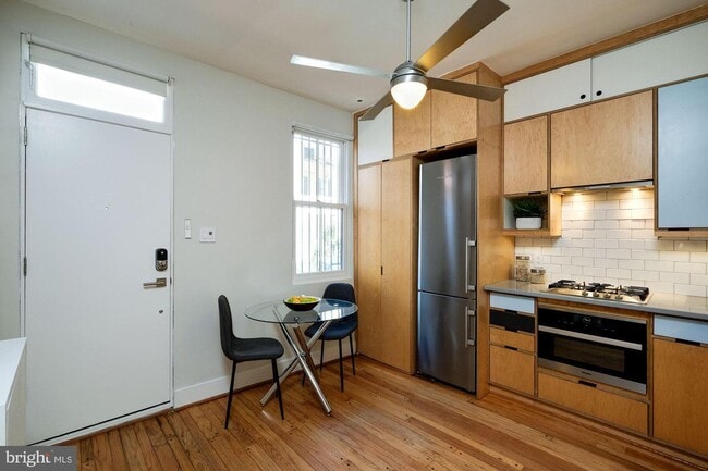 KITCHEN - 919 Hughes Mews NW