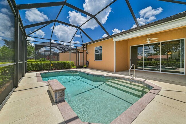 Foto del edificio - ** Immaculate,  3 Bed/2 Bath Lake Front Pool Home in Naples ~ Available NOW**