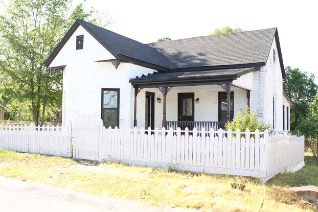 Building Photo - 700 Shull St
