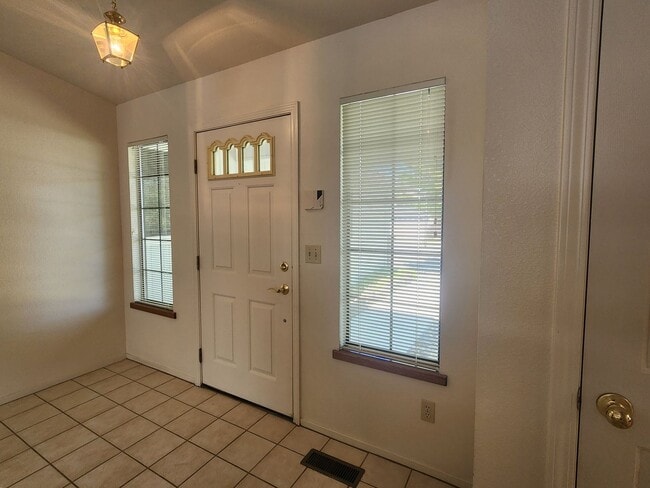 Building Photo - Home For Rent in Sunridge