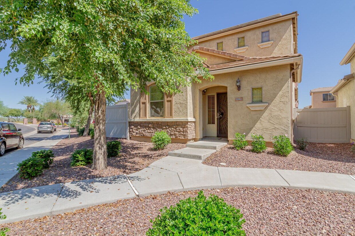 Primary Photo - Check Out This Bright & Cheery Home