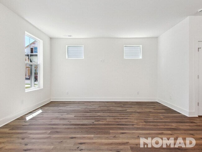 Foto del edificio - Location! Location! Location! Brand New 3 ...