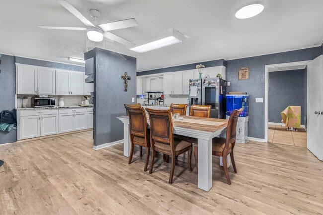 Foto del edificio - 1325 E Burton St
