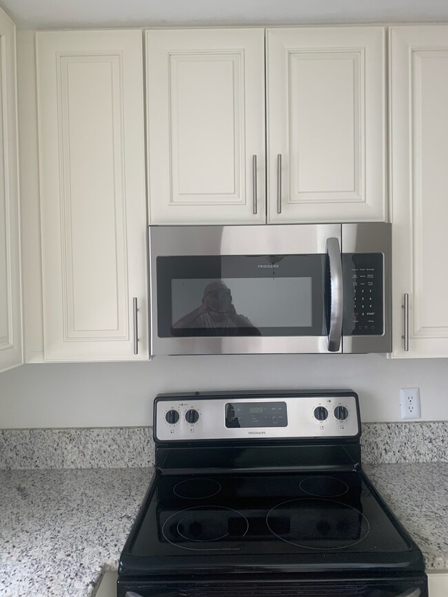 Stainless Steal Appliances - 4828 Haines Cir