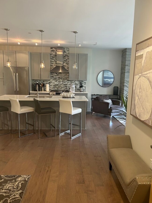 Building Photo - Gorgeous Fully Furnished 2BR/1BA Condo Ava...