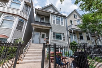 Building Photo - 1124 W Roscoe St