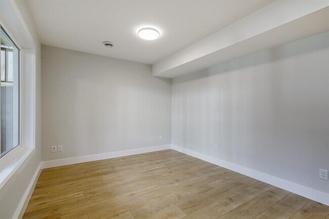 Photo du bâtiment - 16583 25a Ave