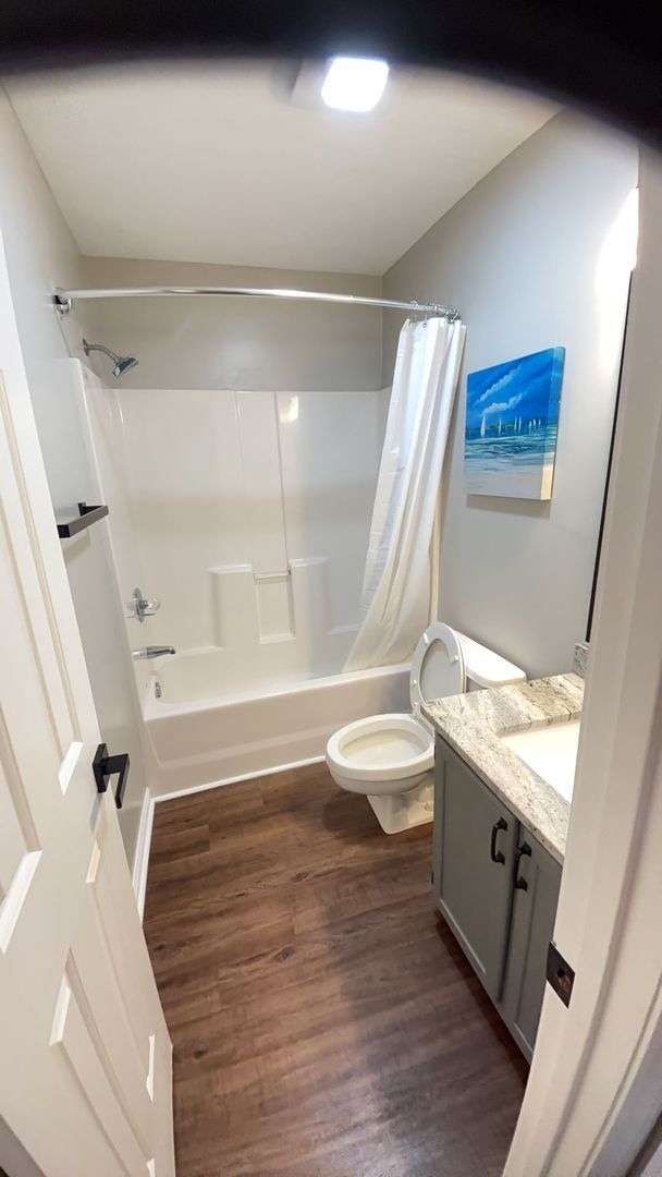 Foto del edificio - REDUCED!  2nd Floor 2 Bedroom Condo with New Paint and Carpet