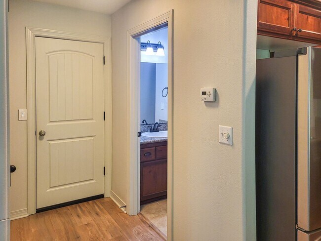 Foto del edificio - 407-409 Madrona Ave SE