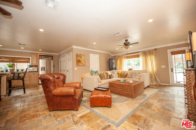 Foto del edificio - 24748 Long Valley Rd