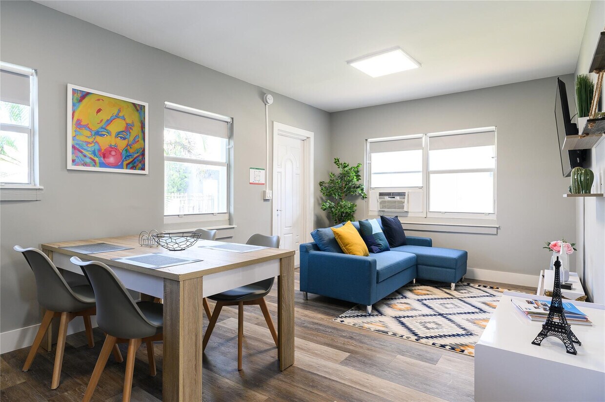 Foto principal - 1020 N Victoria Park Rd