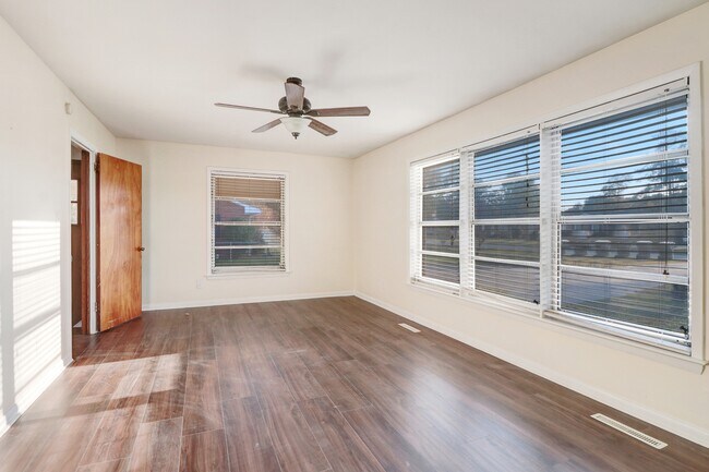 Foto del edificio - 2703 Langston Dr