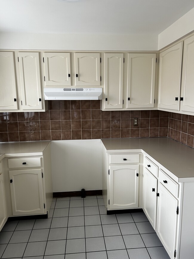 Building Photo - 7012 Joanne Cir N