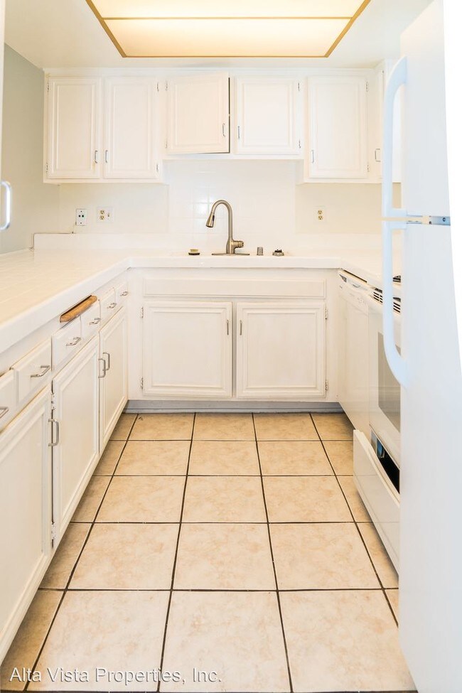 Building Photo - 2 br, 2 bath Apartment - 4944 Cass St #201