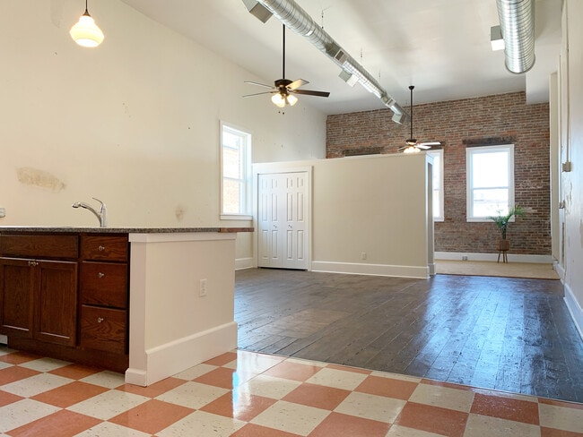 Building Photo - 627 E Adams St