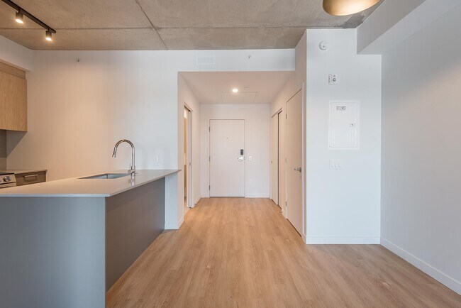 Building Photo - E406