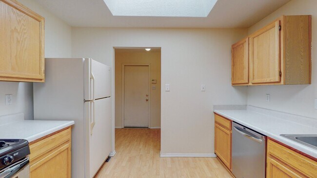 Foto del edificio - WESTSIDE HOME 3 Bedroom 2 Bath With 2 car garage