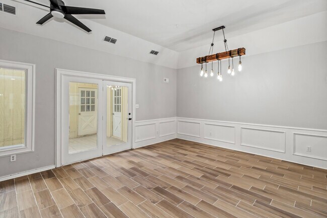Living and dining area - 1113 Redbud Ave