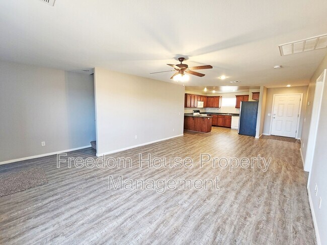 Building Photo - 200 S Mount Charleston Dr E