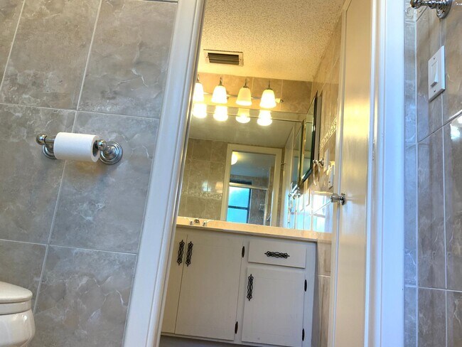 Guest bat - 3591 Inverrary Dr